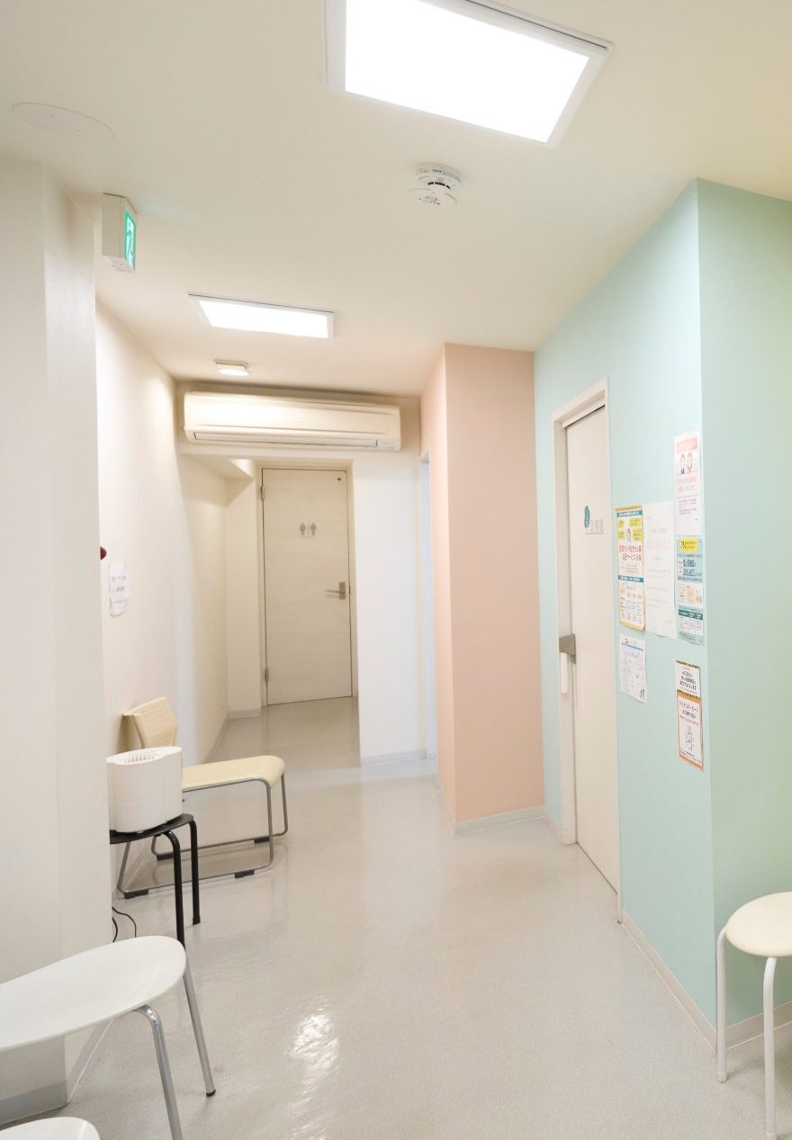 街のクリニック日野・八王子の待合と廊下